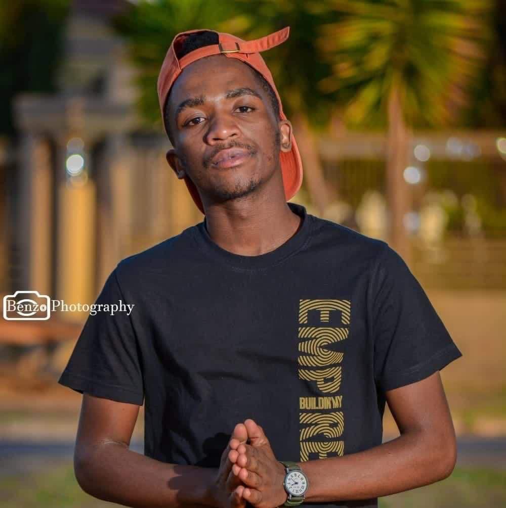 BanzarMaweekend is a piano and house DJ.